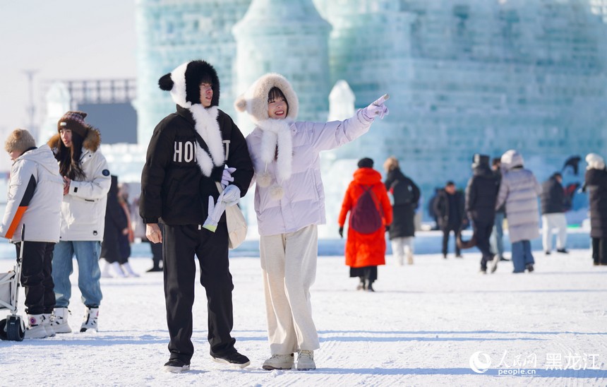 Công viên Thế giới Băng tuyết Cáp Nhĩ Tân lần thứ 27 chính thức mở cửa đón khách