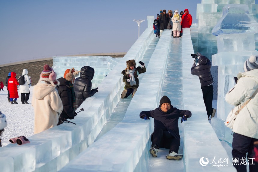 Công viên Thế giới Băng tuyết Cáp Nhĩ Tân lần thứ 27 chính thức mở cửa đón khách
