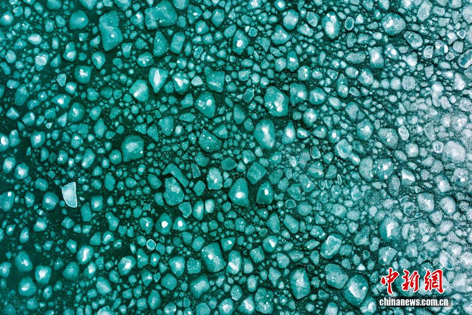 Băng vụn ven hồ Thanh Hải tạo thành cảnh đẹp thu hút du khách