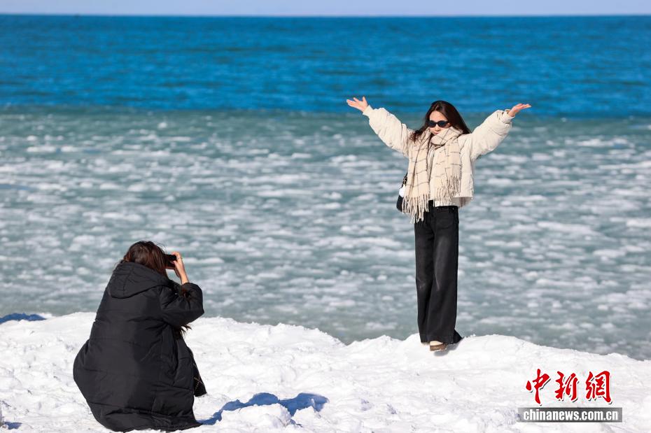 Băng vụn ven hồ Thanh Hải tạo thành cảnh đẹp thu hút du khách