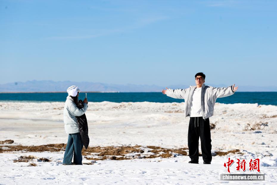 Băng vụn ven hồ Thanh Hải tạo thành cảnh đẹp thu hút du khách