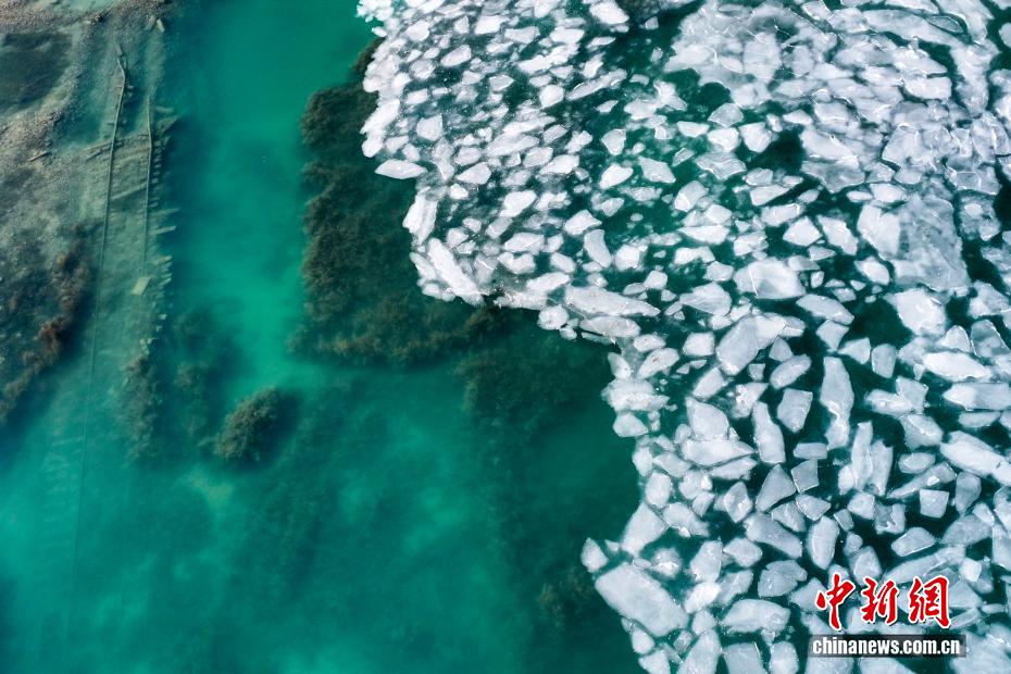 Băng vụn ven hồ Thanh Hải tạo thành cảnh đẹp thu hút du khách