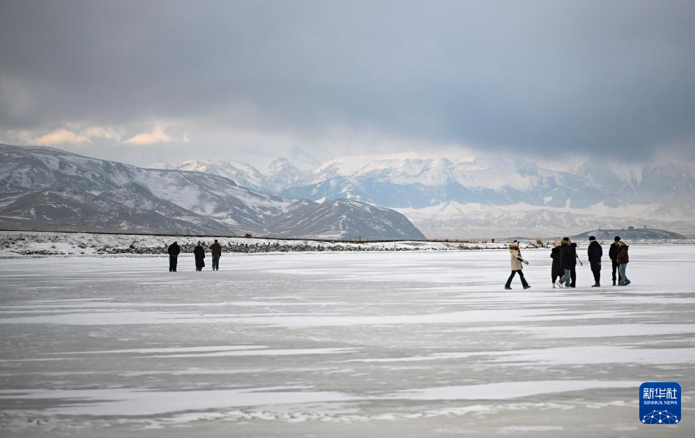 Hồ Sayram trong những ngày đông
