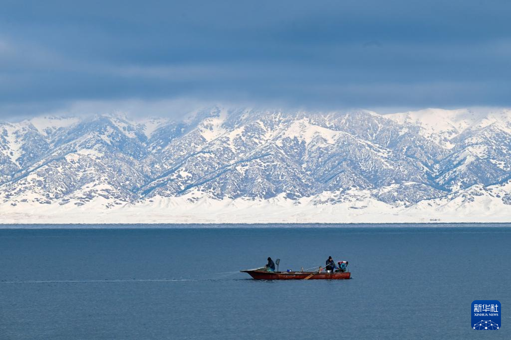 Hồ Sayram trong những ngày đông