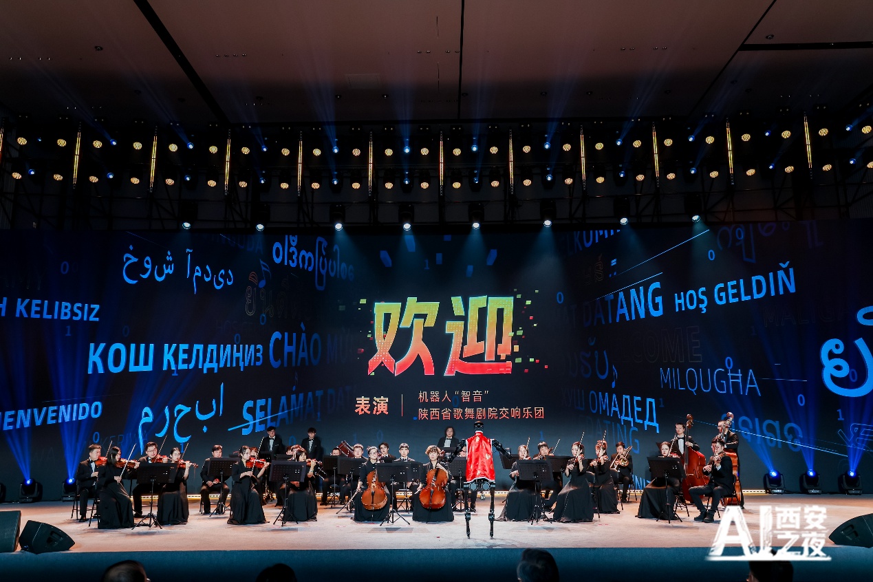 Robot “nhạc trưởng” điểu khiển dàn nhạc trình diễn khúc hòa tấu “Chào mừng”. Ảnh: Bạch Cáp - Phóng viên Nhân Dân nhật báo điện tử