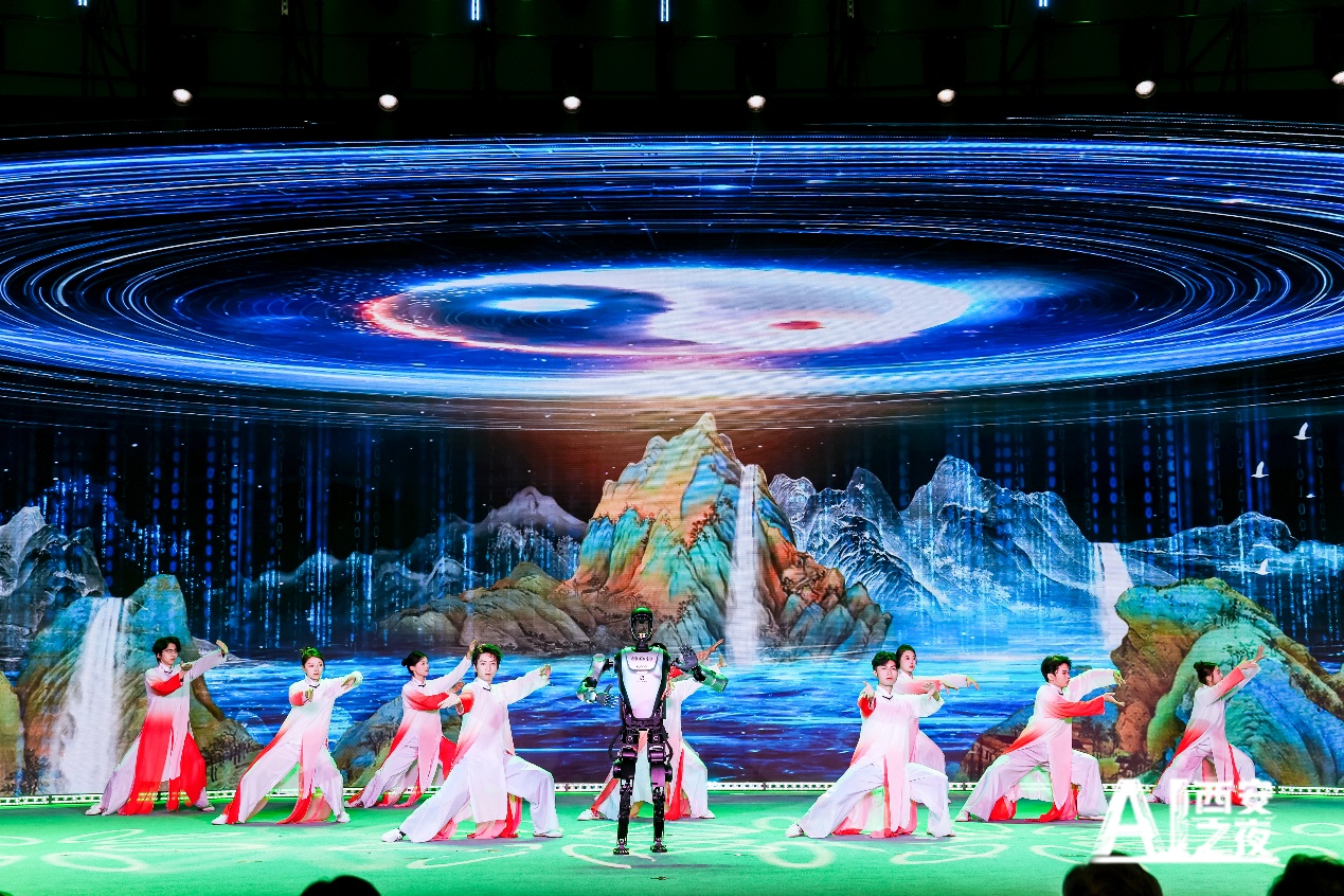 Robot “Kuafu” và sinh viên biểu diễn Thái Cực Quyền. Ảnh: Trâu Tinh - Phóng viên Nhân Dân nhật báo điện tử