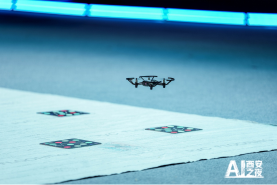 Máy bay không người lái điểu khiển bằng não bộ của sinh viên Đại học Công nghệ Tây Bắc. Ảnh: Bạch Cáp - Phóng viên Nhân Dân nhật báo điện tử