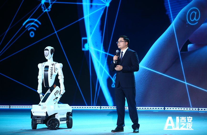 Robot “Tuần Tiêu” của sinh viên Đại học Giao thông Tây An. Ảnh: Trâu Tinh - Phóng viên Nhân Dân nhật báo điện tử