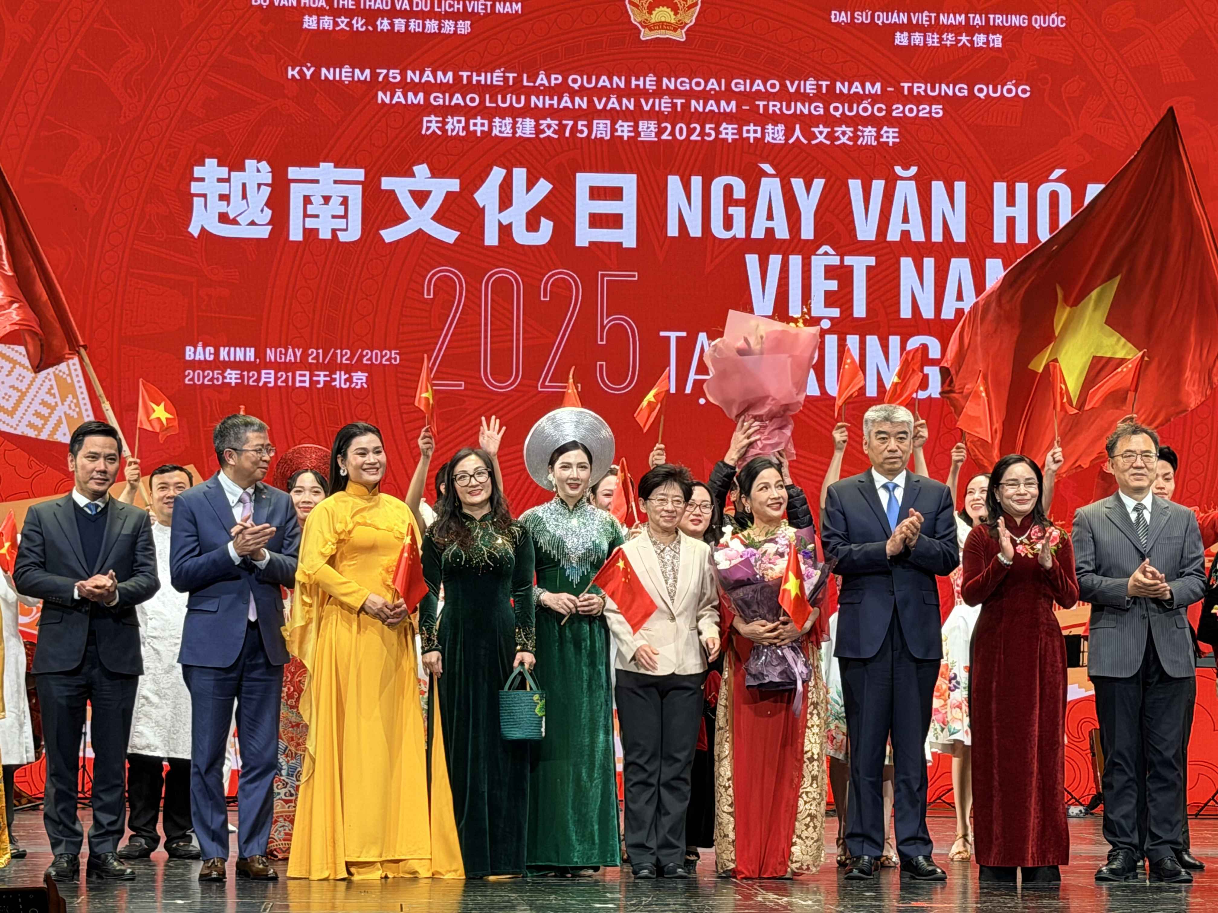 Các đại biểu, khách mời chụp ảnh lưu niệm cùng các nghệ sĩ biểu diễn tại chương trình. Ảnh: Dụ Lượng - Nhân Dân nhật báo điện tử