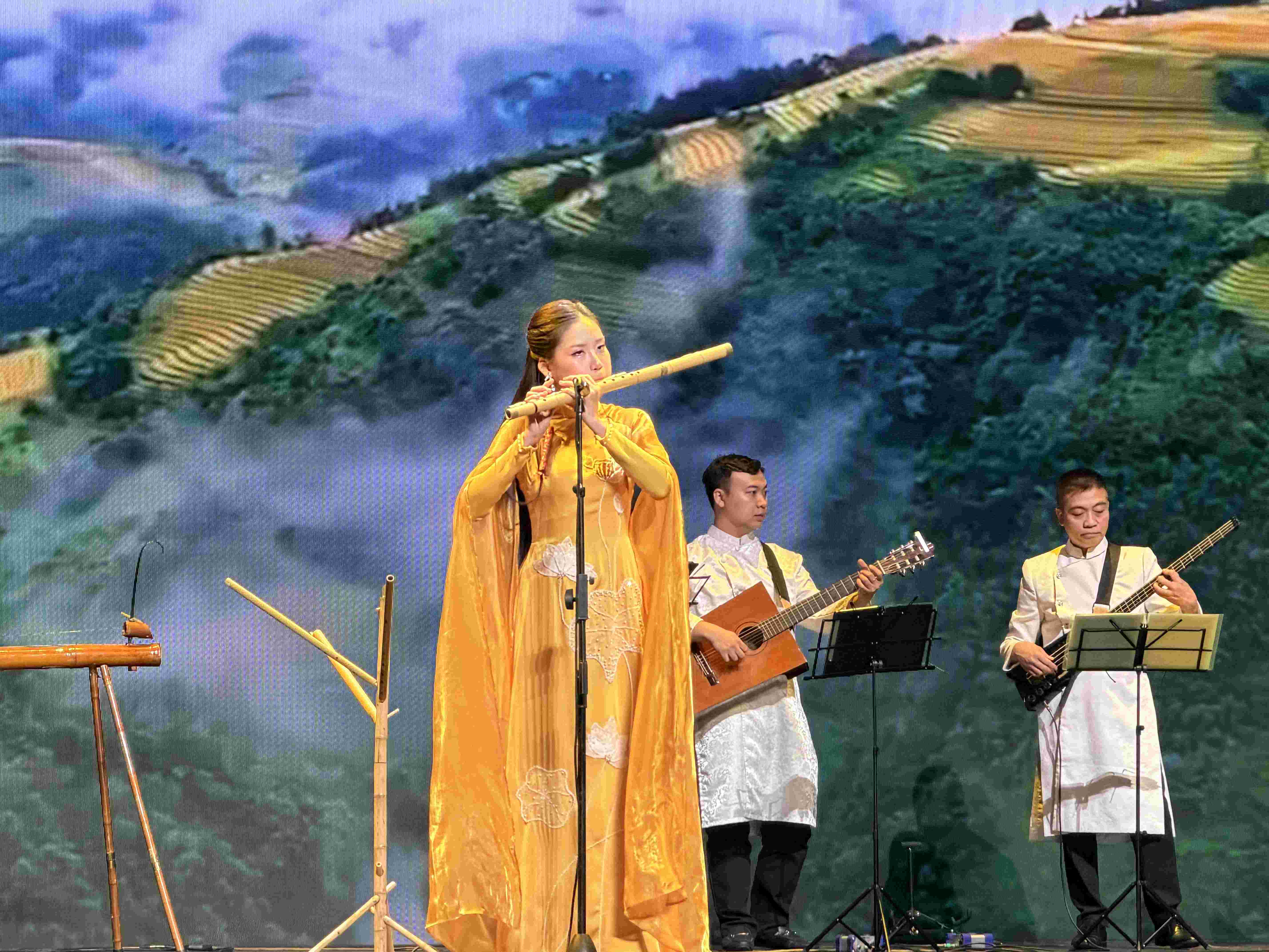 Tiết mục ca múa nhạc tại chương trình. Ảnh: Dụ Lượng - Nhân Dân nhật báo điện tử