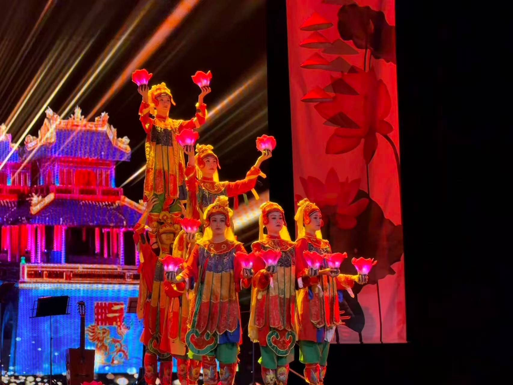 Tiết mục ca múa nhạc tại chương trình. Ảnh: Dụ Lượng - Nhân Dân nhật báo điện tử