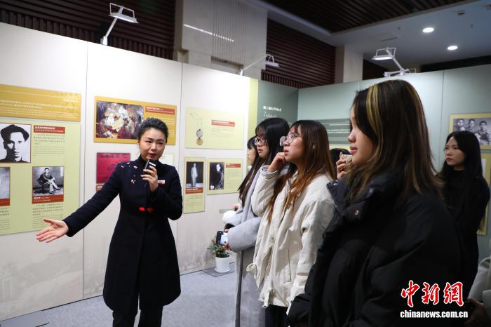 Triển lãm chuyên đề “Con đường cách mạng - Đồng chí Hồ Chí Minh tại Trung Quốc” ở Trùng Khánh