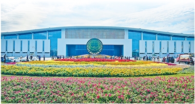 Quang cảnh bên ngoài hội trường chính của Hội nghị Thượng đỉnh Tổ chức Hợp tác Thượng Hải (SCO) tại Thiên Tân. Ảnh: Vương Viễn - Phóng viên Nhân Dân nhật báo