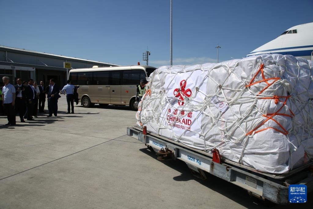 Lô viện trợ nhân đạo khẩn cấp đầu tiên của Trung Quốc gửi tới Campuchia đã đến Phnom Penh