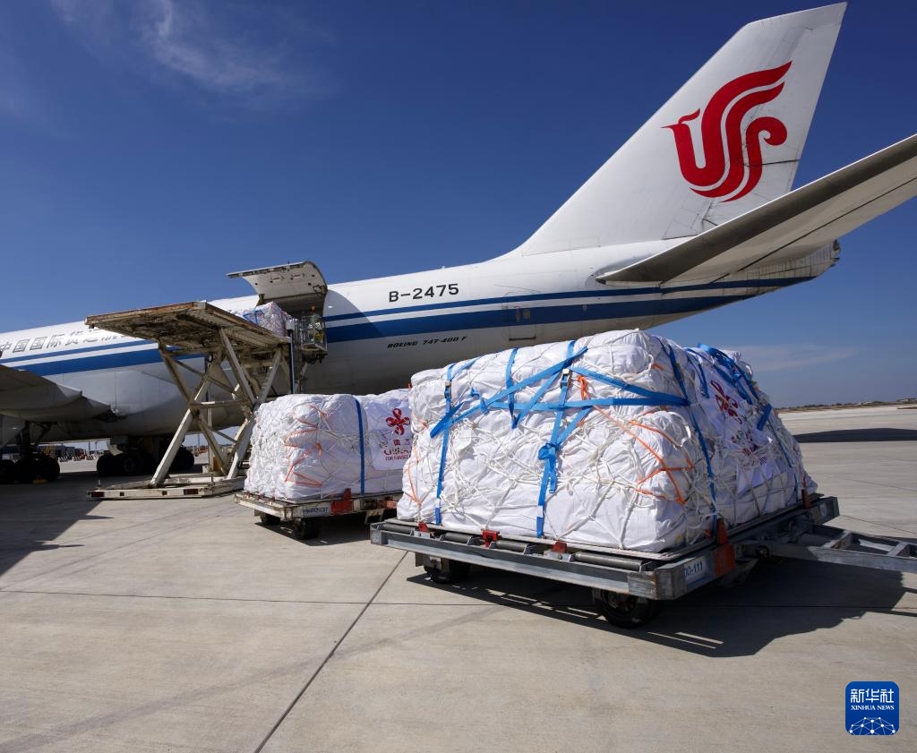 Lô viện trợ nhân đạo khẩn cấp đầu tiên của Trung Quốc gửi tới Campuchia đã đến Phnom Penh