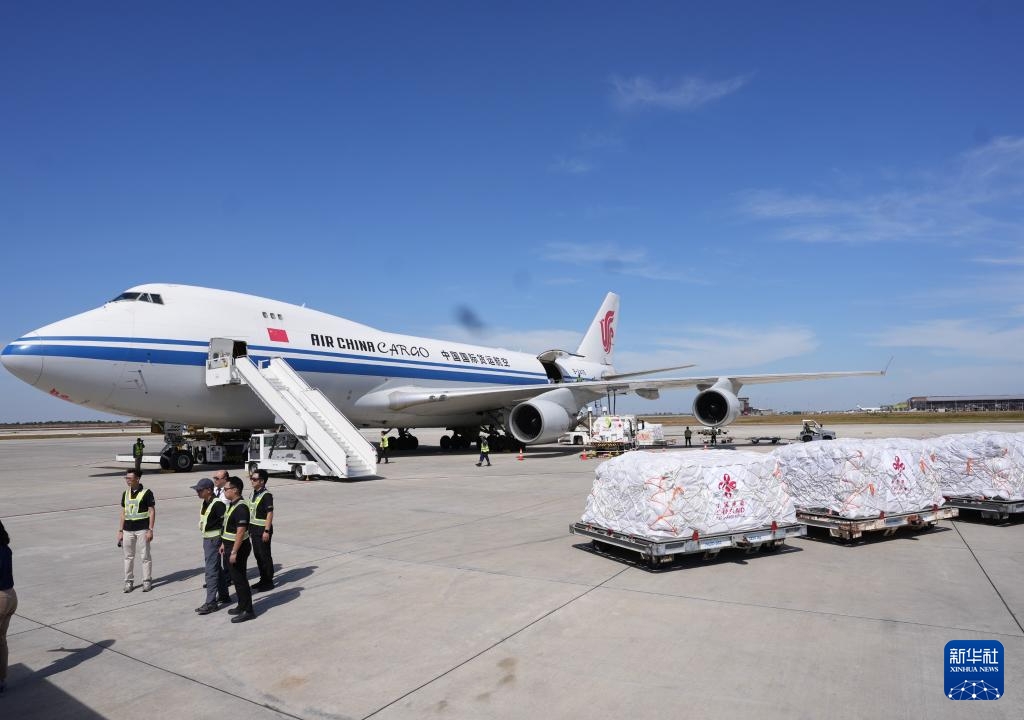 Lô viện trợ nhân đạo khẩn cấp đầu tiên của Trung Quốc gửi tới Campuchia đã đến Phnom Penh