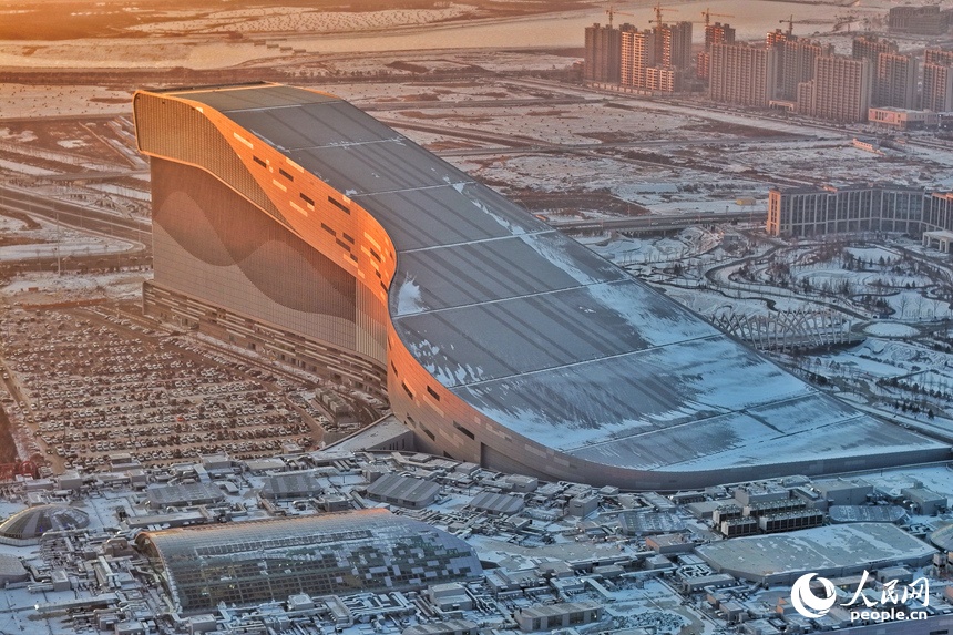 Khu trượt tuyết trong nhà quy mô lớn đầu tiên của Cát Lâm chính thức đi vào hoạt động