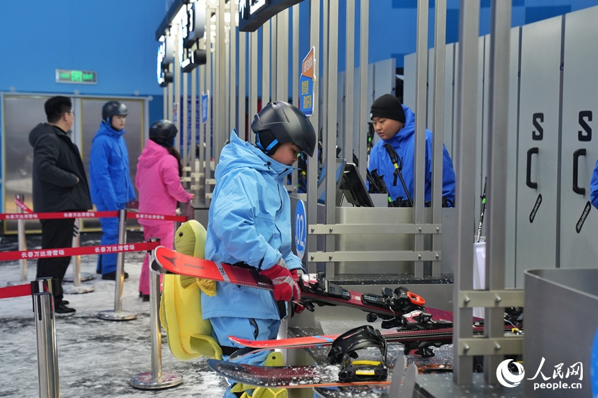 Khu trượt tuyết trong nhà quy mô lớn đầu tiên của Cát Lâm chính thức đi vào hoạt động