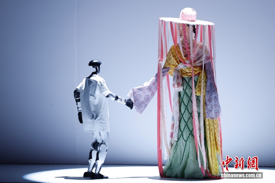 Một năm “bùng nổ” của robot hình người: Trình diễn, thi đấu, suy nghĩ…