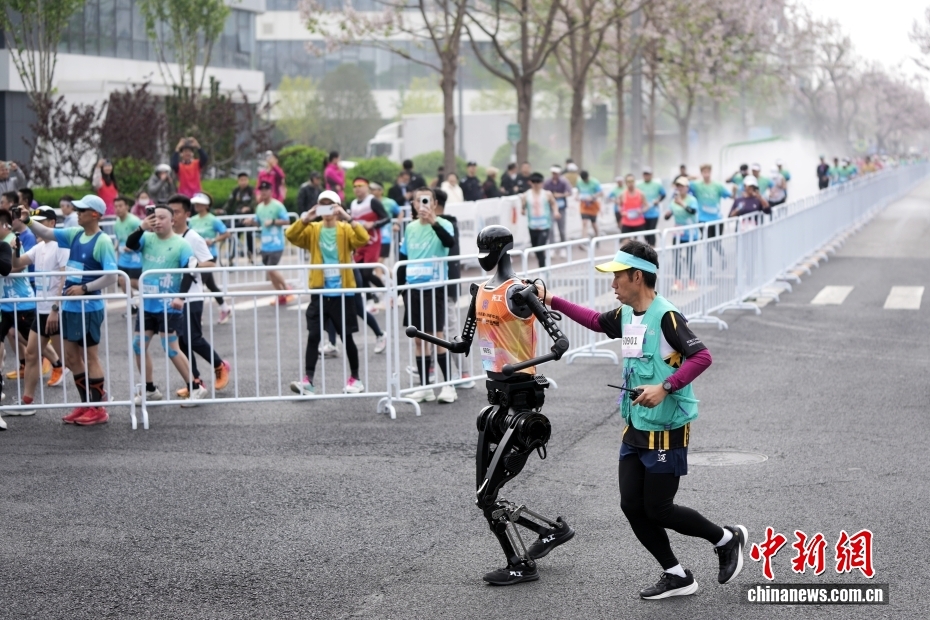 Một năm “bùng nổ” của robot hình người: Trình diễn, thi đấu, suy nghĩ…