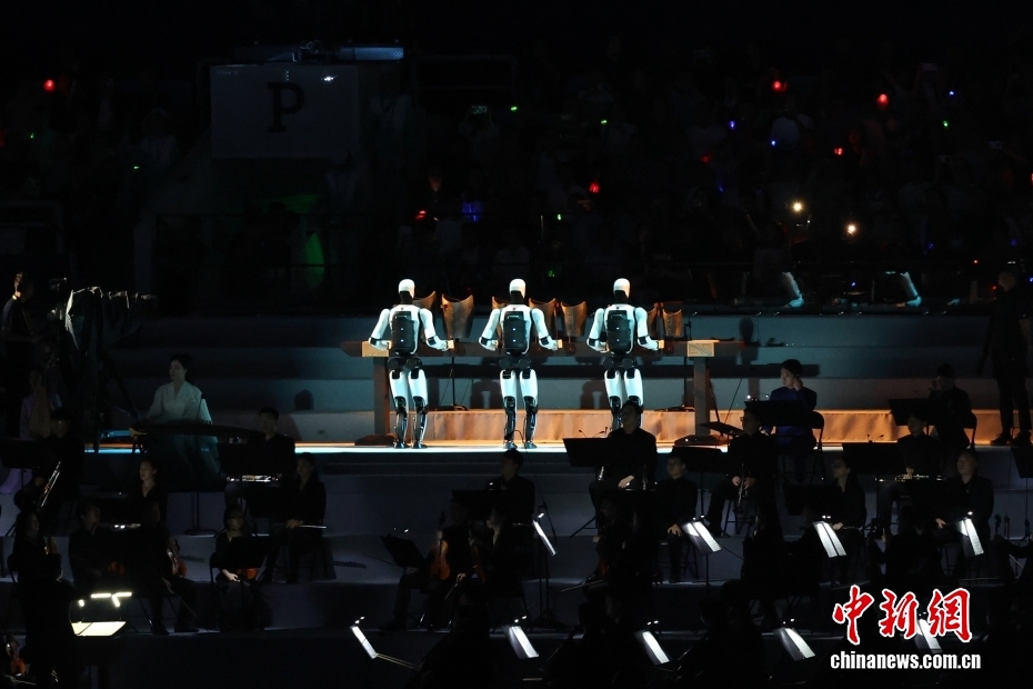 Một năm “bùng nổ” của robot hình người: Trình diễn, thi đấu, suy nghĩ…