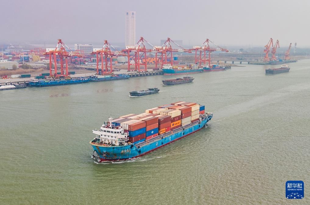 Lượng hàng hóa thông qua các cảng trên tuyến chính sông Trường Giang đứng đầu thế giới về vận tải đường thủy nội địa