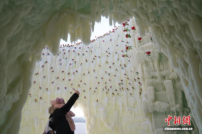 “Thác băng hoa hồng” tại Thế giới Băng tuyết Cáp Nhĩ Tân thu hút du khách