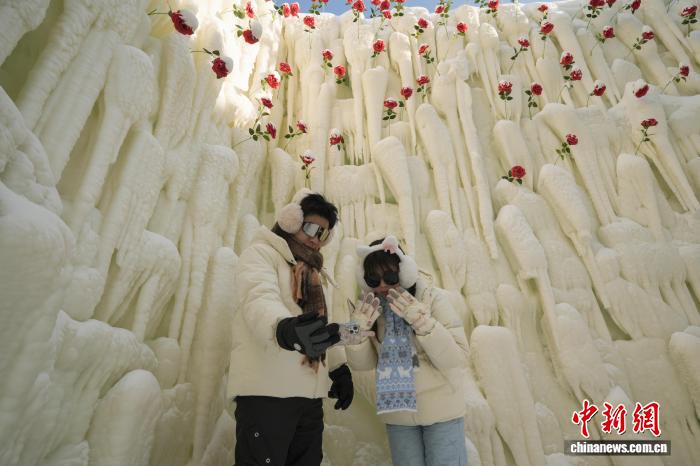 “Thác băng hoa hồng” tại Thế giới Băng tuyết Cáp Nhĩ Tân thu hút du khách