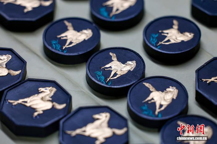 Mực Huy Châu hình ngựa chào đón năm Bính Ngọ 2026