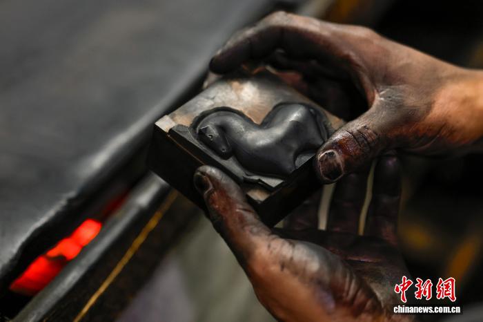 Mực Huy Châu hình ngựa chào đón năm Bính Ngọ 2026