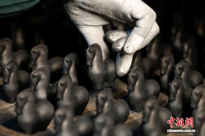 Mực Huy Châu hình ngựa chào đón năm Bính Ngọ 2026