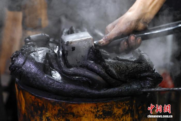 Mực Huy Châu hình ngựa chào đón năm Bính Ngọ 2026