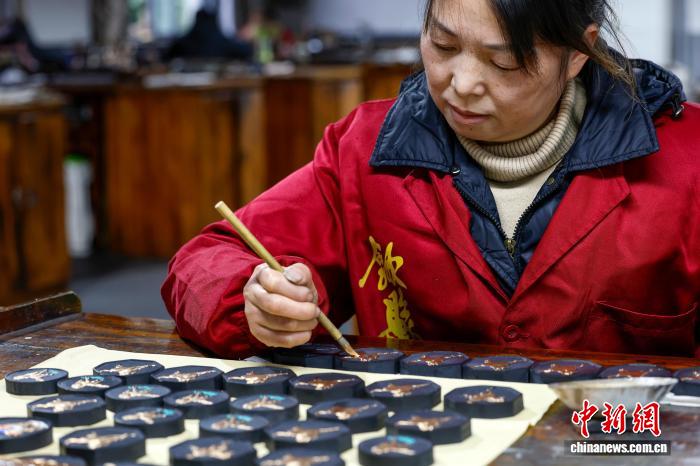 Mực Huy Châu hình ngựa chào đón năm Bính Ngọ 2026