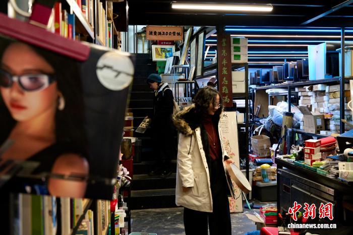 Người dân hào hứng chọn mua đồ cũ tại Hàng Châu