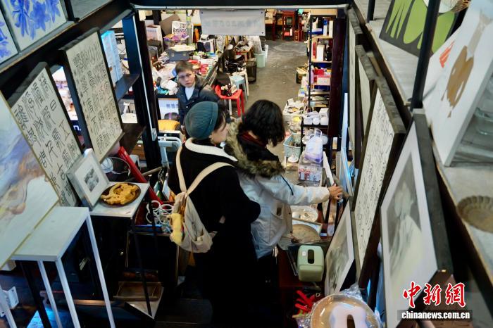 Người dân hào hứng chọn mua đồ cũ tại Hàng Châu