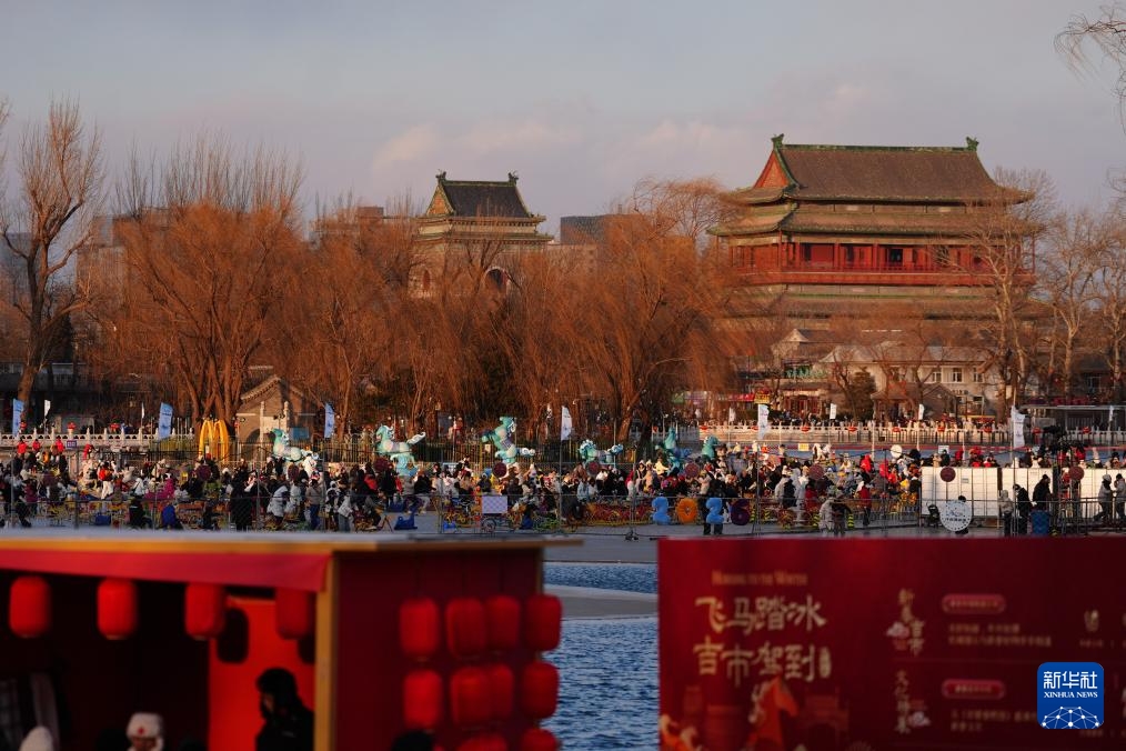 Bắc Kinh: Sân trượt băng Tiền Hải ở Thập Sát Hải chính thức mở cửa đón khách