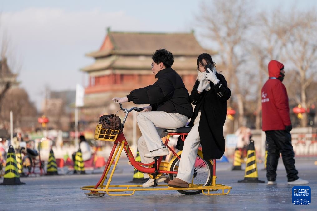 Bắc Kinh: Sân trượt băng Tiền Hải ở Thập Sát Hải chính thức mở cửa đón khách