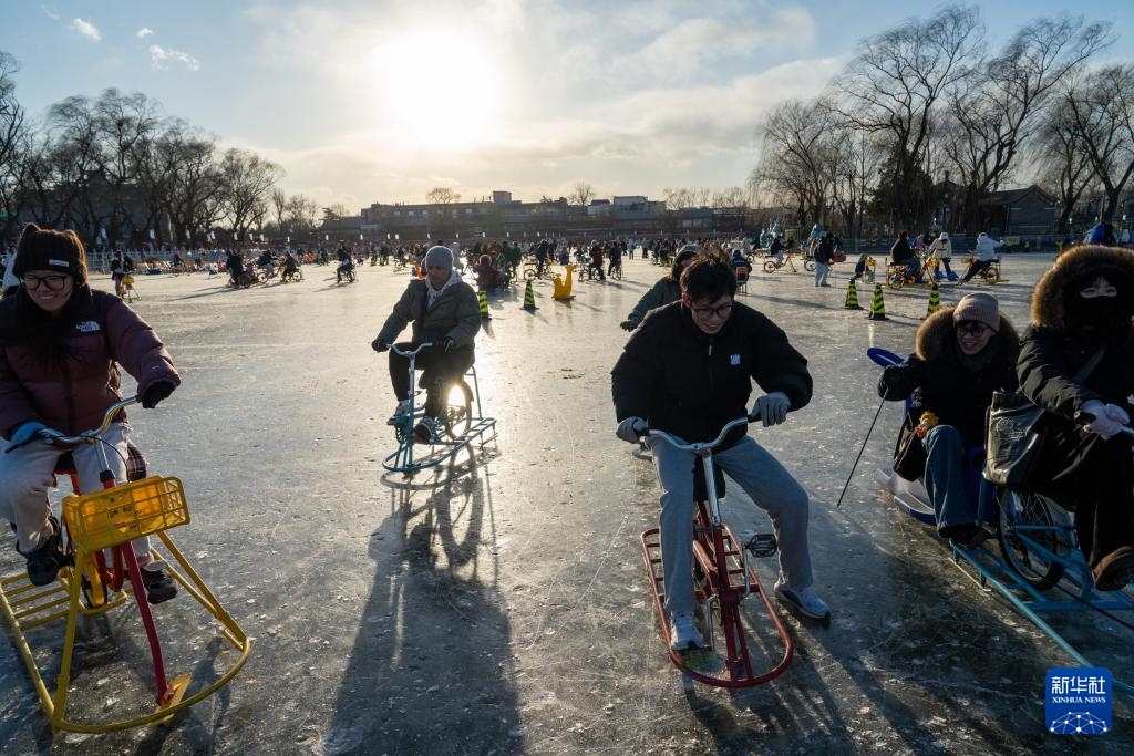 Bắc Kinh: Sân trượt băng Tiền Hải ở Thập Sát Hải chính thức mở cửa đón khách