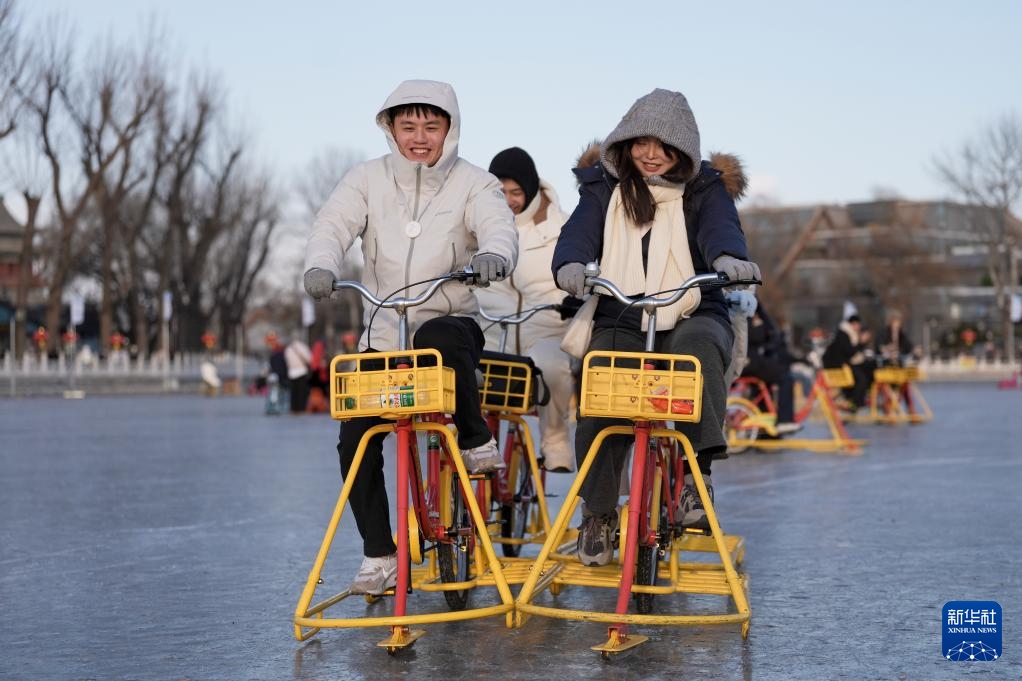 Bắc Kinh: Sân trượt băng Tiền Hải ở Thập Sát Hải chính thức mở cửa đón khách