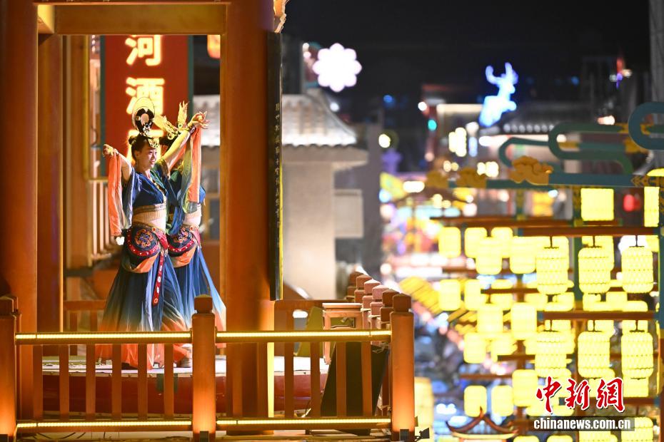 “Xuyên không” về thời nhà Đường trong Lễ hội đèn lồng Đôn Hoàng 2026