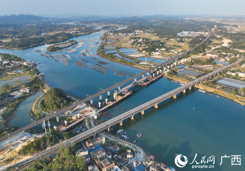 Hợp long nhịp chính cầu lớn sông Mao Lĩnh thuộc tuyến đường sắt Nam Ninh - Phòng Thành Cảng