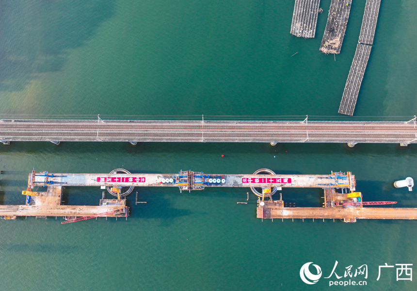 Hợp long nhịp chính cầu lớn sông Mao Lĩnh thuộc tuyến đường sắt Nam Ninh - Phòng Thành Cảng