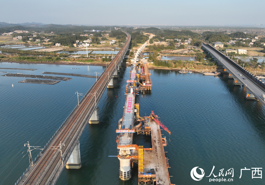 Hợp long nhịp chính cầu lớn sông Mao Lĩnh thuộc tuyến đường sắt Nam Ninh - Phòng Thành Cảng