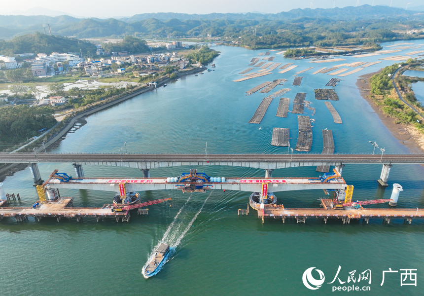 Hợp long nhịp chính cầu lớn sông Mao Lĩnh thuộc tuyến đường sắt Nam Ninh - Phòng Thành Cảng