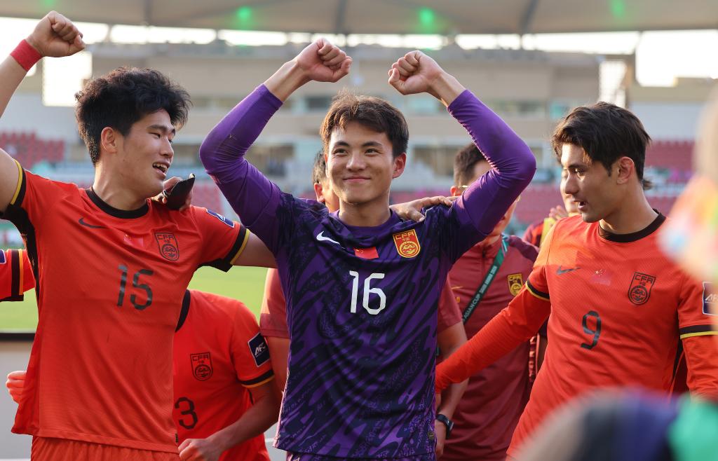 Ngày 17 tháng 1, thủ môn Lý Hạo (giữa) của U23 Trung Quốc cùng các đồng đội ăn mừng chiến thắng.  Ảnh: Vương Hải Châu - Phóng viên Tân Hoa xã