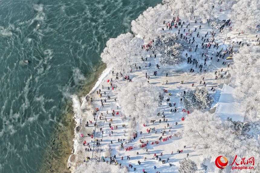 Cảnh tượng băng giá đẹp lạ tại Cát Lâm