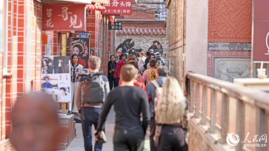 Mang cả “vườn hoa trên đầu” về châu Âu