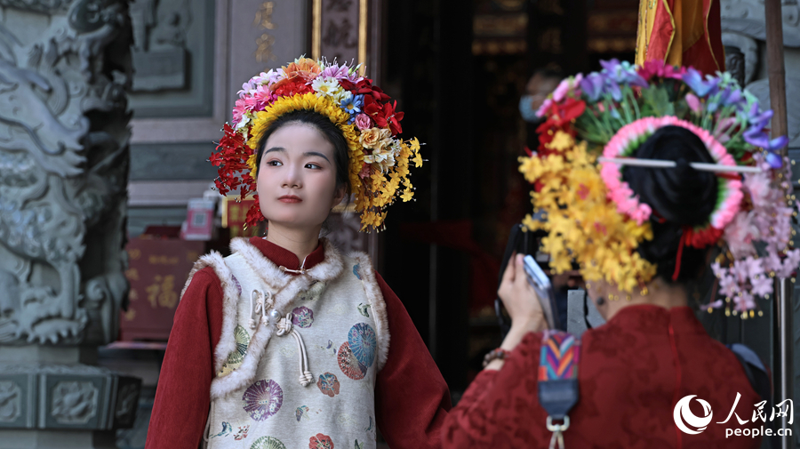 Mang cả “vườn hoa trên đầu” về châu Âu