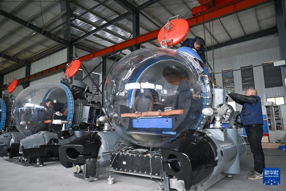 Tàu ngầm du lịch có người lái do Trùng Khánh sản xuất lặn thử nghiệm trước khi bàn giao