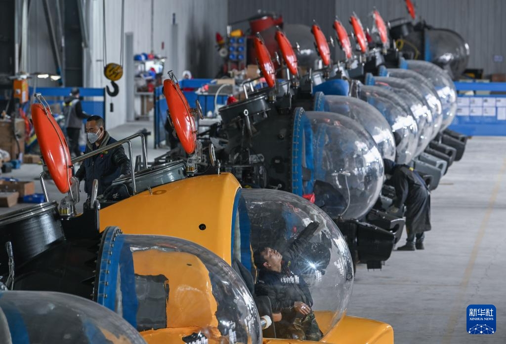 Tàu ngầm du lịch có người lái do Trùng Khánh sản xuất lặn thử nghiệm trước khi bàn giao